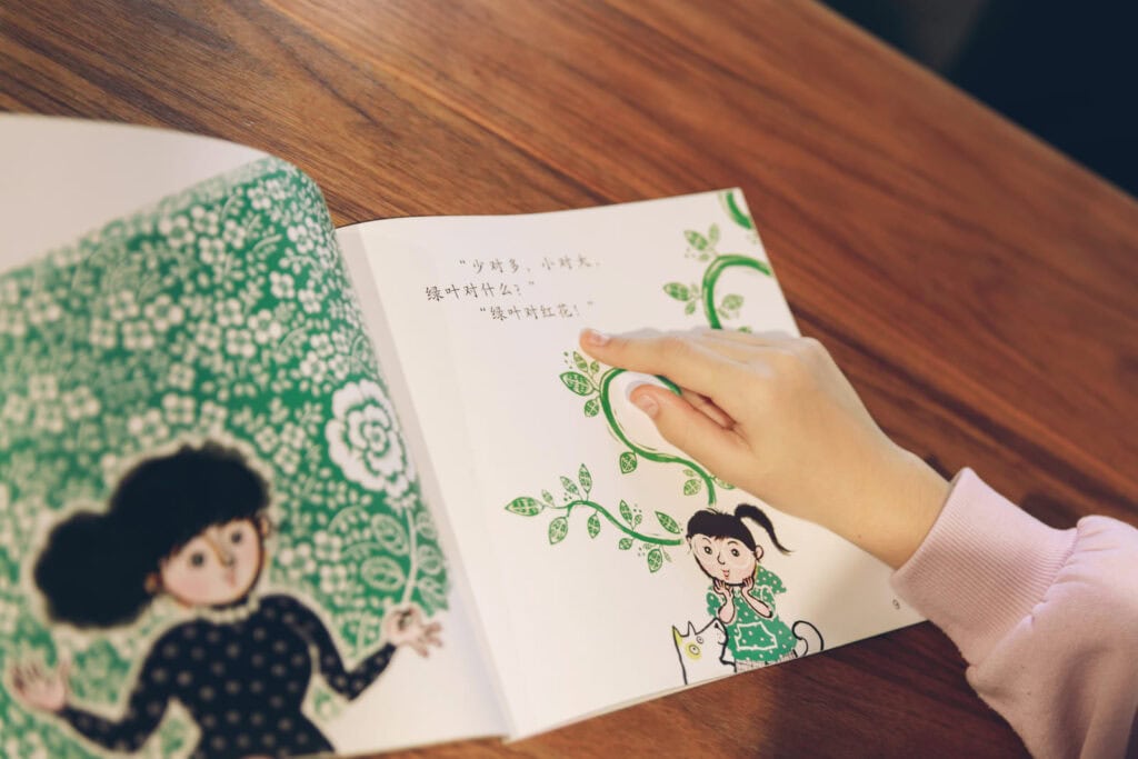 A kid reading Chinese picture book