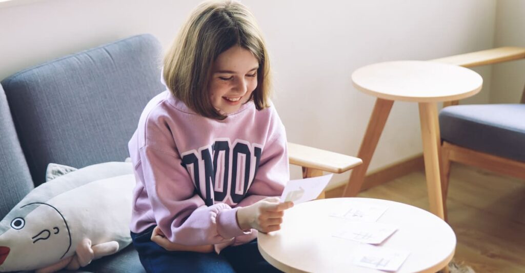 a kid learning Chinese characters with GoEast Kids character-cards